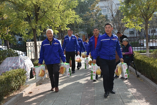 集團(tuán)機(jī)關(guān)黨支部到南韓村老年幸福院獻(xiàn)愛心12