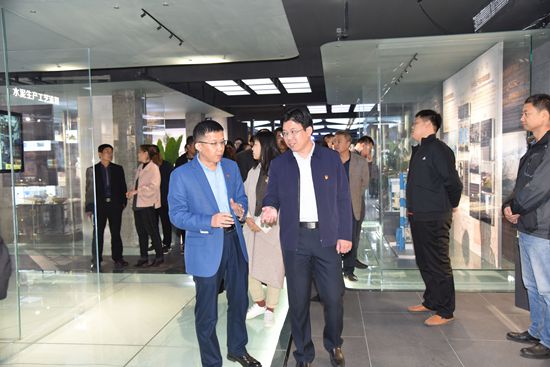 羅村鎮(zhèn)黨委、村域黨支部到重山文化館開展“不忘初心 牢記使命”主題教育活動80