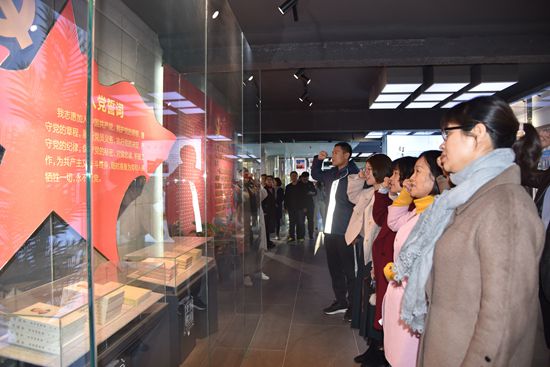 羅村鎮(zhèn)黨委、村域黨支部到重山文化館開展“不忘初心 牢記使命”主題教育活動80