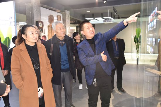 羅村鎮(zhèn)黨委、村域黨支部到重山文化館開展“不忘初心 牢記使命”主題教育活動80