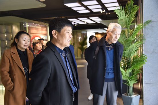 羅村鎮(zhèn)黨委、村域黨支部到重山文化館開展“不忘初心 牢記使命”主題教育活動80
