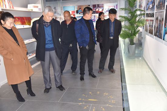 羅村鎮(zhèn)黨委、村域黨支部到重山文化館開展“不忘初心 牢記使命”主題教育活動80