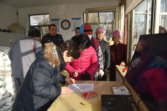 心系鄉(xiāng)親 情暖萬家 ——重山集團(tuán)開展南韓村70歲老人節(jié)日慰問活動(dòng)73