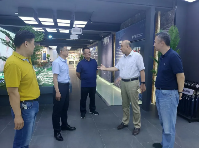 山東省水泥質(zhì)量監(jiān)督檢驗站站長李峰到集團調(diào)研97