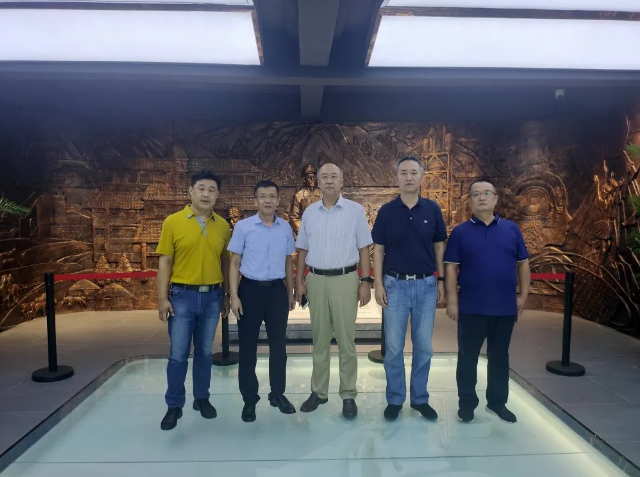 山東省水泥質(zhì)量監(jiān)督檢驗站站長李峰到集團調(diào)研97