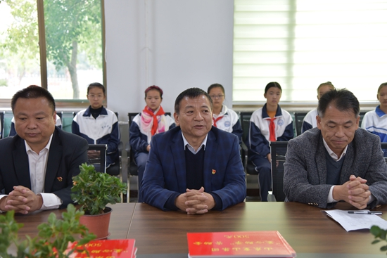 重山集團(tuán)參加羅村中心校“愛(ài)心助學(xué)”資助金發(fā)放儀式25